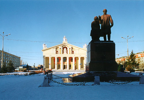 Памятник Е.А. и М.Е. Черепановым. 2000. Фото О.Лысцов